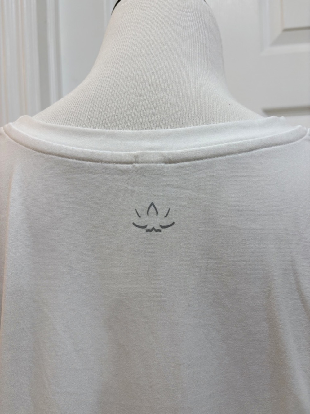 NWT Beyond Yoga Featherweight On The Down Low Tee White Size M - Picture 10 of 11